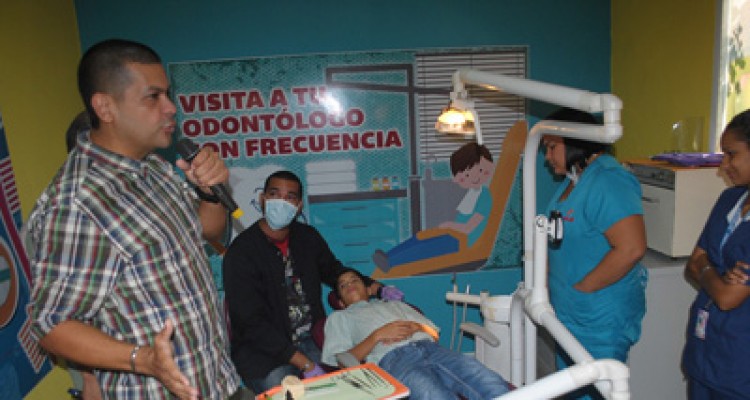 Omar Prieto atiende a niños especiales 1 1801 2B