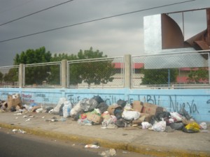 En Raúl Leoni claman por recolección de montañas de basura 2 1802 20DDDD