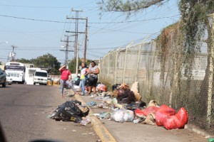 La basura desborda en la avenida principal de Pomona 2 1805 2C