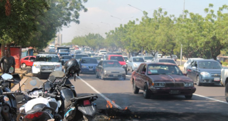 Vecinos trancaron la C-1 por colapso de cloacas 1 1805 3C