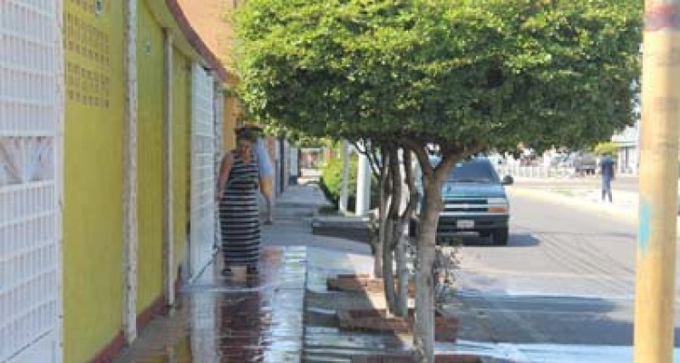 Vecina derrochadora de agua en San Jacinto 1 1811 2BBBBB