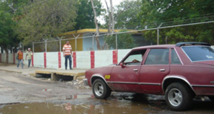 Tremendo hueco en Pomona destroza los carros 1 1822 2 c 01