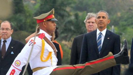 1908 Barack Obama Raul Castro Granma2