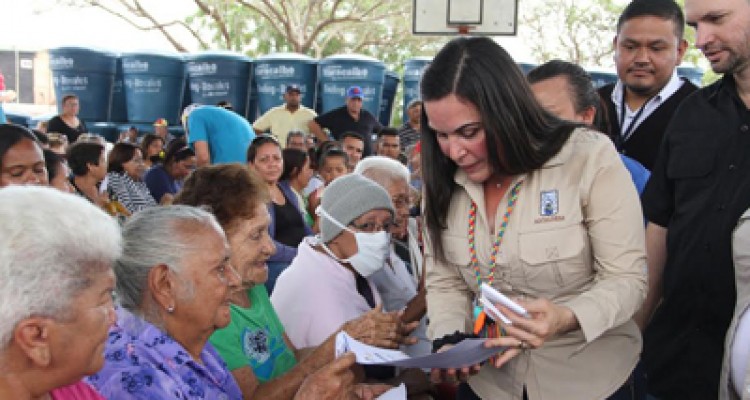 Eveling de Rosales entregó 200 tanques de agua 1 1914 2B
