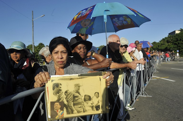 People wait to pay their last respects to Cuban revolutionary icon Fidel Castro kicking off a series of memorials in Havana, on November 28, 2016. A titan of the 20th century who beat the odds to endure into the 21st, Castro died late Friday after surviving 11 US administrations and hundreds of assassination attempts. No cause of death was given. Castro's ashes will go on a four-day island-wide procession starting Wednesday before being buried in the southeastern city of Santiago de Cuba on December 4. / AFP PHOTO / PEDRO PARDO
