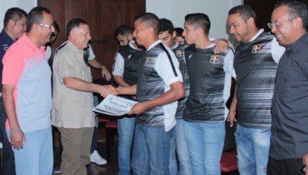 10 B Cortesía
