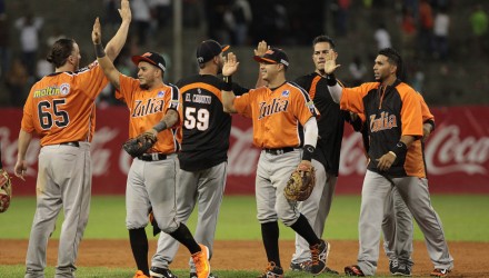 Aguilas celebran 0282 AVS e1458758906154