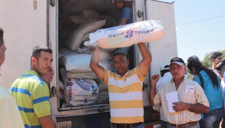 Entrega de semillas de pasto