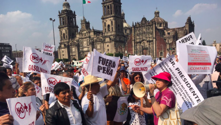 Marcha contra el gasolinazo llega al Palacio Nacional en la Ciudad de Mexico 1 de enero 2017 1