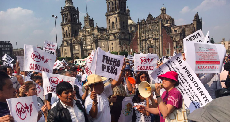 Marcha contra el gasolinazo llega al Palacio Nacional en la Ciudad de Mexico 1 de enero 2017 1
