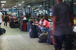 El terminal se vio colmado de pasajeros que esperaban su salida.