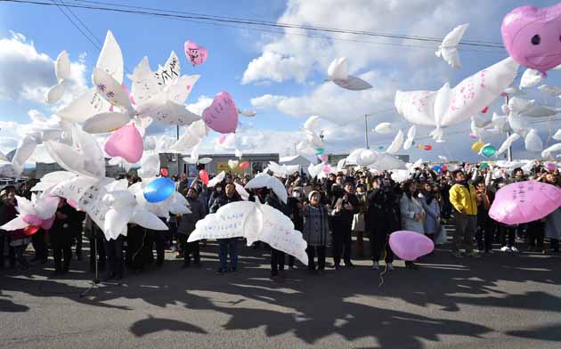 Balloons in the shape of doves are released into the air during a memorial service for victims of the 2011 quake-tsunami disaster in Natori, Miyagi prefecture on March 11, 2017. Japan is marking on March 11 the sixth anniversary of the magnitude 9.0 quake which struck under the Pacific Ocean and the ensuing tsunami which left about 18,500 people dead or missing. The massive flow of water overwhelmed cooling systems at the Fukushima Daiichi plant, causing meltdowns in three of its six reactors in what was the worst nuclear disaster since Chernobyl in 1986. / AFP PHOTO / KAZUHIRO NOGI