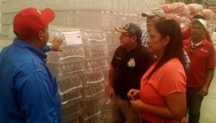 Marilene Huerta conversando con el presidente de vensoplast occidente