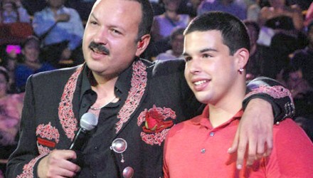 Pepe Aguilar con su hijo José Emiliano Aguilar.