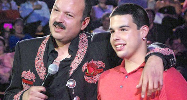 Pepe Aguilar con su hijo José Emiliano Aguilar.