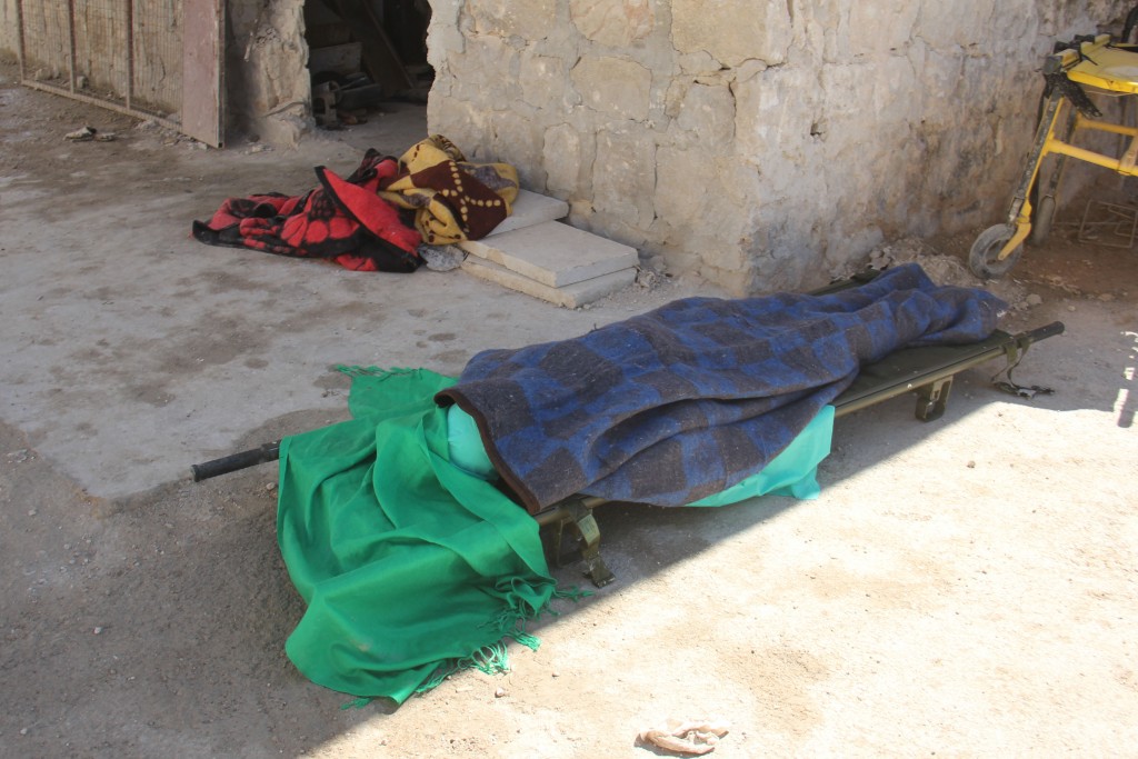 EDITORS NOTE: Graphic content / A covered body lies outside a hospital in Khan Sheikhun, a rebel-held town in the northwestern Syrian Idlib province, following a suspected toxic gas attack on April 4, 2017. A suspected chemical attack killed at least 58 civilians including several children in rebel-held northwestern Syria, a monitor said, with the opposition accusing the government and demanding a UN investigation. / AFP PHOTO / Omar haj kadour