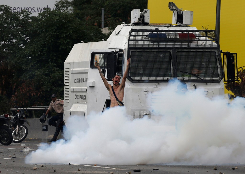 2017-04-20T194203Z_502881766_RC153780F2A0_RTRMADP_3_VENEZUELA-POLITICS-PROTESTS