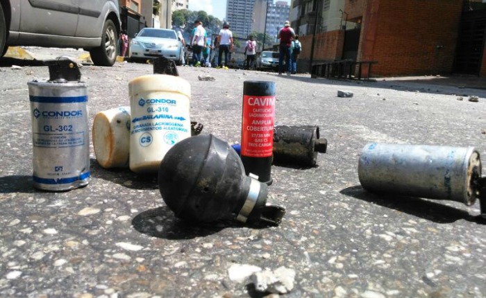 Bombas-lacrimogenas-Caracas-sab8Abr