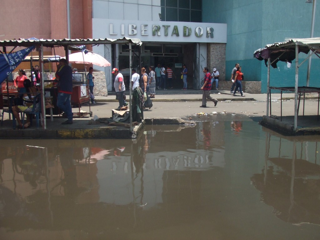 Lluvias en Maracaibo convierten a la ciudad en una laguna 5 REG - 100417 - LLUVIAS MARACAIBO - F SANCHEZ (26)