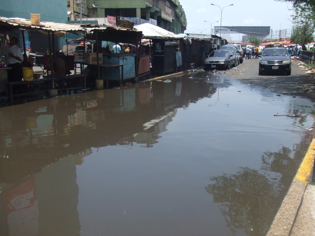 Lluvias en Maracaibo convierten a la ciudad en una laguna 6 REG - 100417 - LLUVIAS MARACAIBO - F SANCHEZ (30)