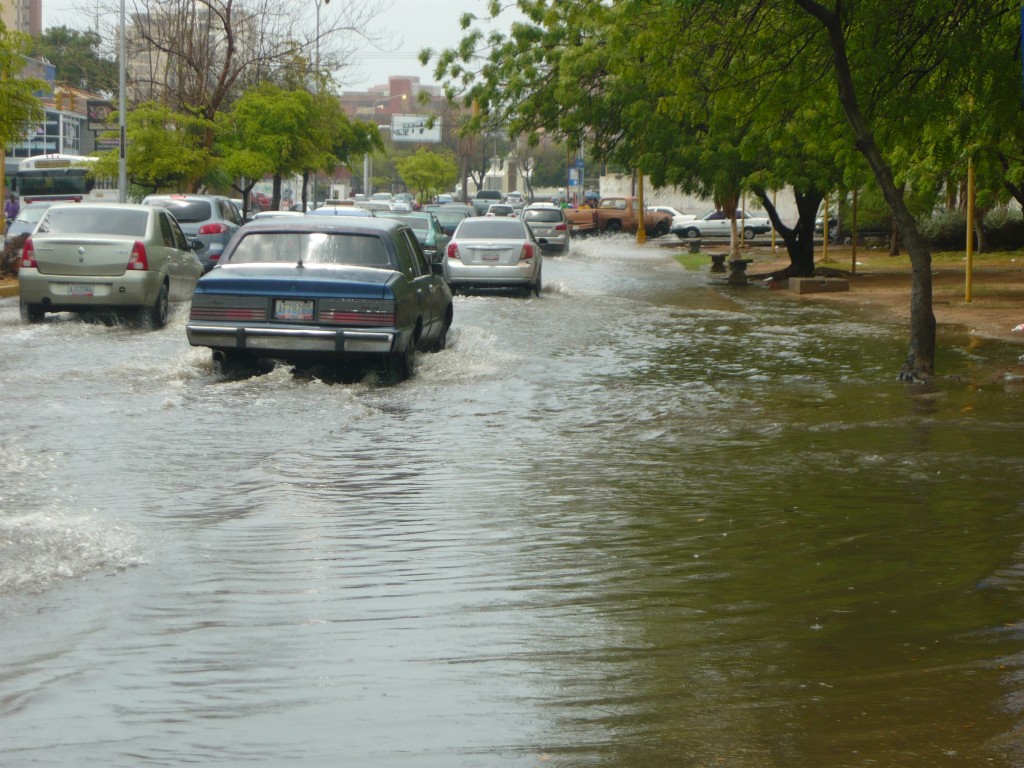 Lluvias en Maracaibo convierten a la ciudad en una laguna 8 REG - CHARCOS POR LA LLUVIA - RAFAEL RIVAS (2)
