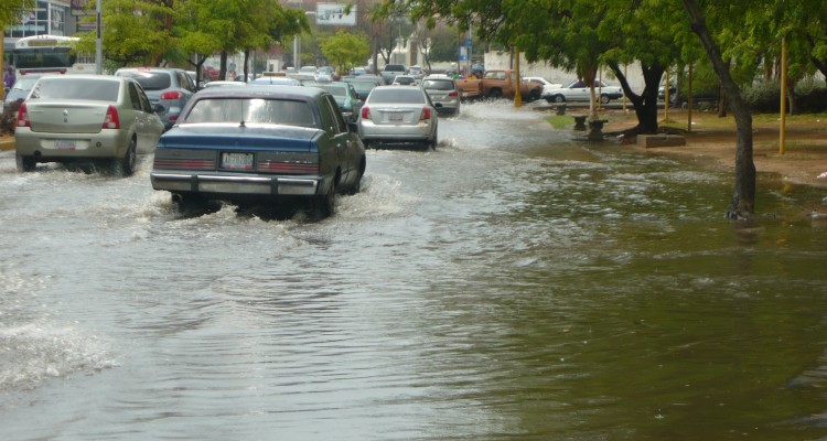 Lluvias en Maracaibo convierten a la ciudad en una laguna 1 REG CHARCOS POR LA LLUVIA RAFAEL RIVAS 2