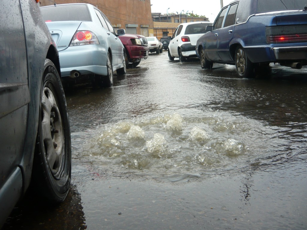 Lluvias en Maracaibo convierten a la ciudad en una laguna 9 REG - CHARCOS POR LA LLUVIA - RAFAEL RIVAS (7)