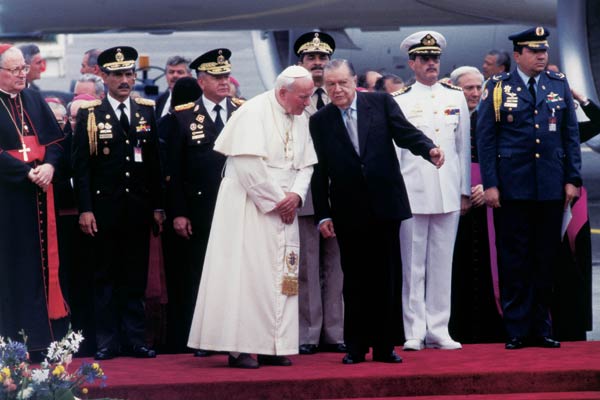 Rafael-Caldera-junto-al-Papa-Juan-Pablo-II-en-su-segunda-visita-a-Venezuela.expand-1