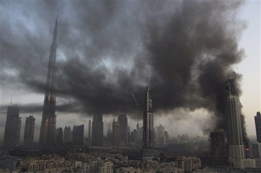 Una columna de humo sale de una obra cerca del Dubai Mall, en Dubai, Emiratos Árabes Unidos, el 2 de abril de 2017. El incendio afectó a una obra cerca del mayor centro comercial de Dubai y cubrió el centro de la ciudad con una densa capa de humo gris. (Anthea Ayache via AP)