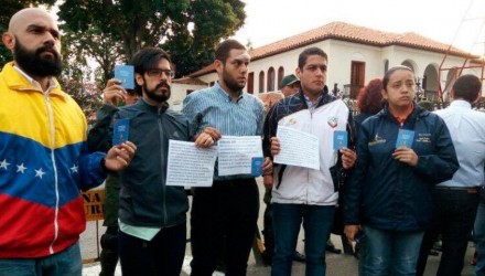 tomas elias gonzalez VENEZUELA Diputados de la MUD entregan documento a la GNB para que cesen excesos en acciones de los cuerpos de seguridad