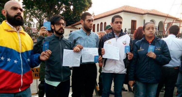 tomas elias gonzalez VENEZUELA Diputados de la MUD entregan documento a la GNB para que cesen excesos en acciones de los cuerpos de seguridad