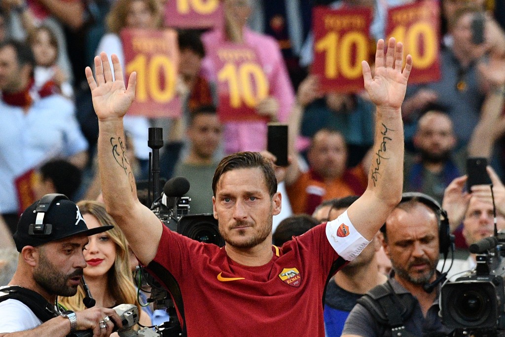 Perotti hace subcampeona a la Roma en el adiós de Totti (+Fotos) 2 AS Roma's captain Francesco Totti greets fans during a ceremony following his last match with AS Roma after the Italian Serie A football match AS Roma vs Genoa on May 28, 2017 at the Olympic Stadium in Rome. Italian football icon Francesco Totti retired from Serie A after 25 seasons with Roma, in the process joining a select group of 'one-club' players. / AFP PHOTO / Vincenzo PINTO