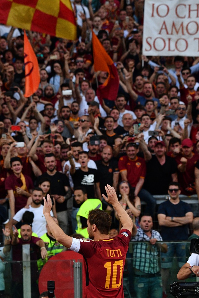 Perotti hace subcampeona a la Roma en el adiós de Totti (+Fotos) 3 AS Roma's captain Francesco Totti greets fans during a ceremony following his last match with AS Roma after the Italian Serie A football match AS Roma vs Genoa on May 28, 2017 at the Olympic Stadium in Rome. Italian football icon Francesco Totti retired from Serie A after 25 seasons with Roma, in the process joining a select group of 'one-club' players. / AFP PHOTO / Vincenzo PINTO
