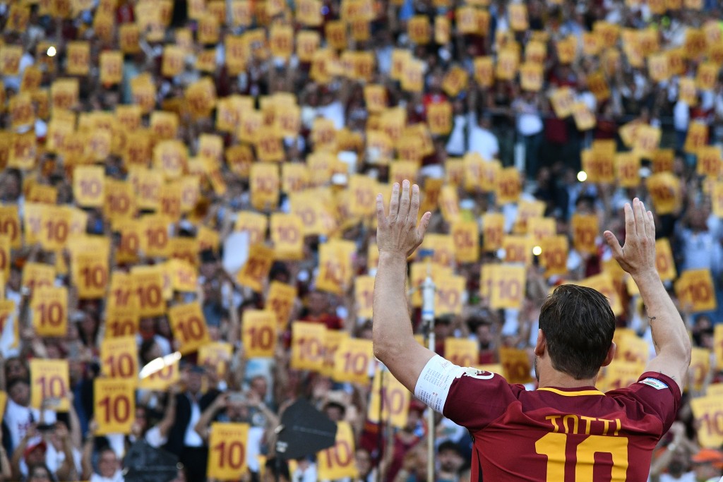 Perotti hace subcampeona a la Roma en el adiós de Totti (+Fotos) 4 AS Roma's captain Francesco Totti greets fans during a ceremony following his last match with AS Roma after the Italian Serie A football match AS Roma vs Genoa on May 28, 2017 at the Olympic Stadium in Rome. Italian football icon Francesco Totti retired from Serie A after 25 seasons with Roma, in the process joining a select group of 'one-club' players. / AFP PHOTO / Vincenzo PINTO