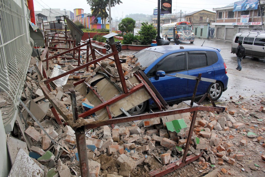 View of damages caused by an earthquake in Quetzaltenango, 220 km from Guatemala City, on June 14, 2017.  A strong 6.9 magnitude earthquake hit western Guatemala early on Wednesday, killing at least two persons and causing power cuts, as well as damage to some buildings, officials said / AFP PHOTO / MISAEL LOPEZ