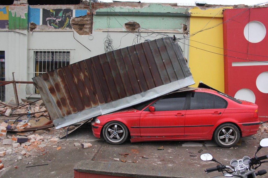 View of damages caused by an earthquake in Quetzaltenango, 220 km from Guatemala City, on June 14, 2017.  A strong 6.9 magnitude earthquake hit western Guatemala early on Wednesday, killing at least two persons and causing power cuts, as well as damage to some buildings, officials said / AFP PHOTO / MISAEL LOPEZ