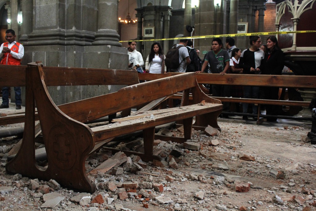 View of damage caused inside a church by an earthquake in Quetzaltenango, 220 km from Guatemala City, on June 14, 2017.  A strong 6.9 magnitude earthquake hit western Guatemala early on Wednesday, killing at least two persons and causing power cuts, as well as damage to some buildings, officials said. / AFP PHOTO / MISAEL LOPEZ
