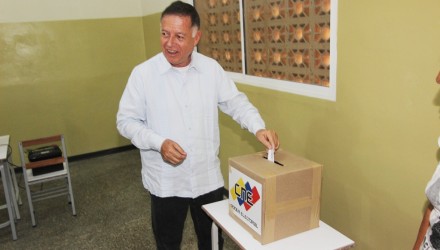30 07 2017 EM El Gobernador Ejerce su derecho al voto en el Colegio Hermagoras Chavez 8