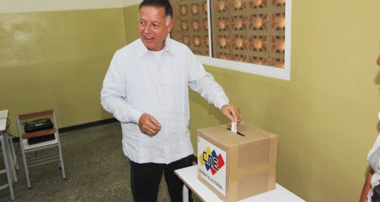 30 07 2017 EM El Gobernador Ejerce su derecho al voto en el Colegio Hermagoras Chavez 8
