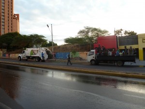 La GNB junto a recolectores de basura y un camión del aseo, intentado mantener despejada la avenida El Milagro