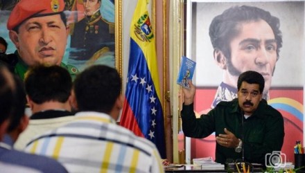 El libro Azul y el Plan de la Patria entre los obsequios que Maduro dio a los opositores en Miraflores