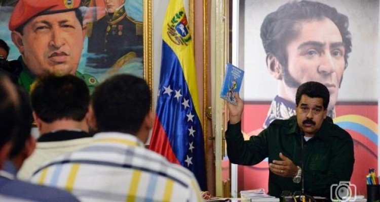 El libro Azul y el Plan de la Patria entre los obsequios que Maduro dio a los opositores en Miraflores