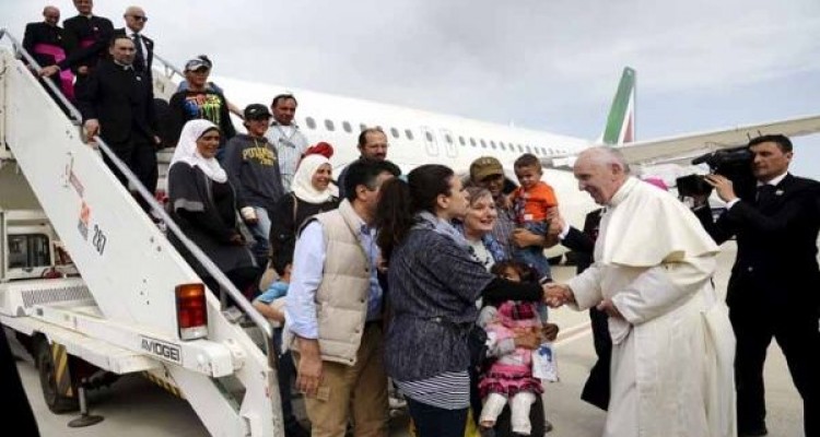 el papa francisco recibe a refugiados sirios reuters.jpg 1718483347