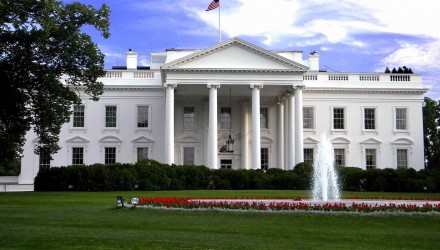 la casa blanca pintada de negro 1