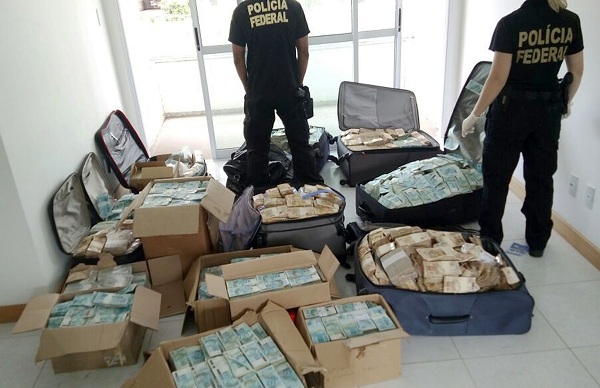 Handout picture released by Brazil's Federal Police showing bags and boxes with Brazilian currency seized in a flat used by former minister of President Michel Temer, Geddel Vieira Lima to store money from corruption activities, in Salvador, Bahia state, Brazil on September 5, 2017. / AFP PHOTO / BRAZILIAN FEDERAL POLICE / HO / RESTRICTED TO EDITORIAL USE - MANDATORY CREDIT "AFP PHOTO /BRAZILIAN FEDERAL POLICE" - NO MARKETING NO ADVERTISING CAMPAIGNS - DISTRIBUTED AS A SERVICE TO CLIENTS