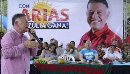 Gobernador Arias Cárdenas junto a su equipo