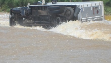 la camion arrastrado por el agua.jpg 231334169