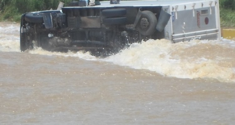 la camion arrastrado por el agua.jpg 231334169