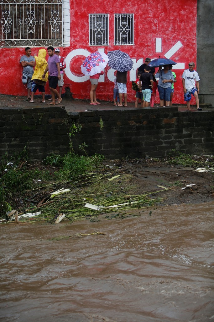 Residents look at the floodings of the Masachapa River following the passage of Tropical Storm Nate in the city of Masachapa, about 60km from the city of Managua on October 5, 2017. A tropical storm sliding north along Central America Thursday has unleashed heavy rains killing at least nine people in Costa Rica and Nicaragua, with forecasters predicting it could strengthen into a hurricane headed for the United States. / AFP PHOTO / INTI OCON