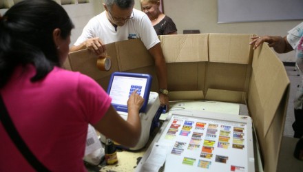 HM INSTALACION DE MESAS EN CENTROS DE VOTACION MARACAIBO ETC FRANCISCO DUARTE Foto.Humberto Matheus6 1024x683